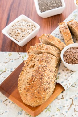 bütün tahıl ekmeği bir taze pişmiş somun