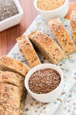 bütün tahıl ekmeği bir taze pişmiş somun