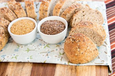 bütün tahıl ekmeği bir taze pişmiş somun