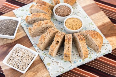 bütün tahıl ekmeği bir taze pişmiş somun