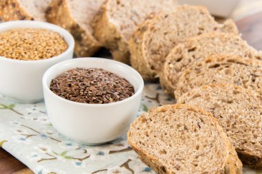 bütün tahıl ekmeği bir taze pişmiş somun