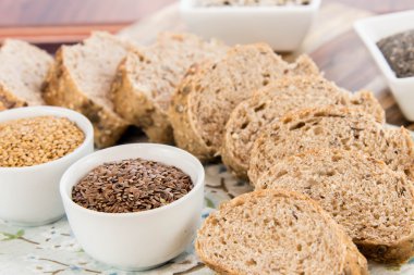 bütün tahıl ekmeği bir taze pişmiş somun