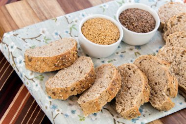 bütün tahıl ekmeği bir taze pişmiş somun