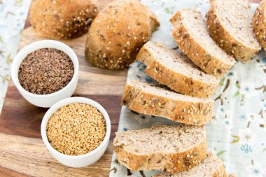 bütün tahıl ekmeği bir taze pişmiş somun