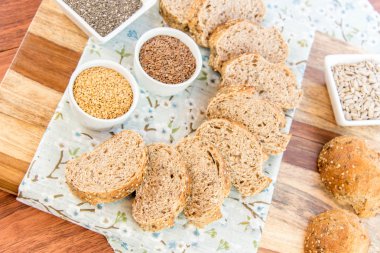 bütün tahıl ekmeği bir taze pişmiş somun