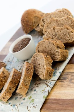 bütün tahıl ekmeği bir taze pişmiş somun