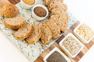 bütün tahıl ekmeği bir taze pişmiş somun