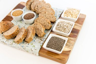 bütün tahıl ekmeği bir taze pişmiş somun