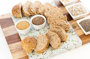 bütün tahıl ekmeği bir taze pişmiş somun