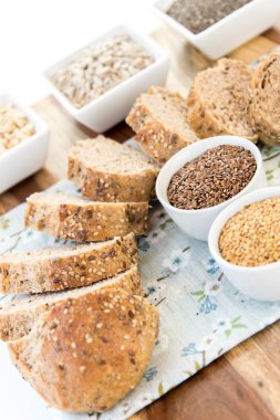 bütün tahıl ekmeği bir taze pişmiş somun