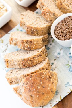 bütün tahıl ekmeği bir taze pişmiş somun