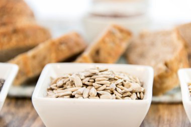 bütün tahıl ekmeği bir taze pişmiş somun