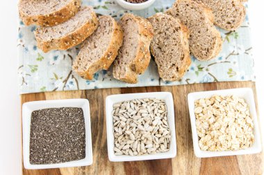 bütün tahıl ekmeği bir taze pişmiş somun