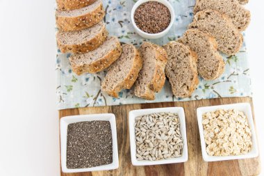 bütün tahıl ekmeği bir taze pişmiş somun