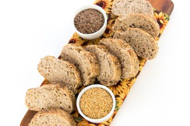 bütün tahıl ekmeği bir taze pişmiş somun