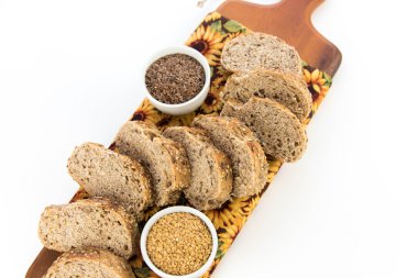 bütün tahıl ekmeği bir taze pişmiş somun