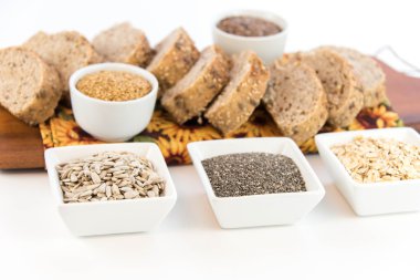 bütün tahıl ekmeği bir taze pişmiş somun