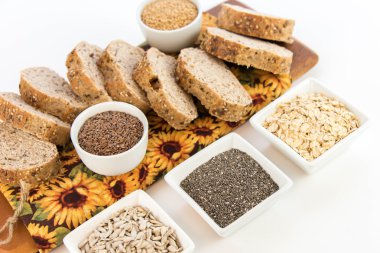 bütün tahıl ekmeği bir taze pişmiş somun