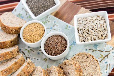 bütün tahıl ekmeği bir taze pişmiş somun