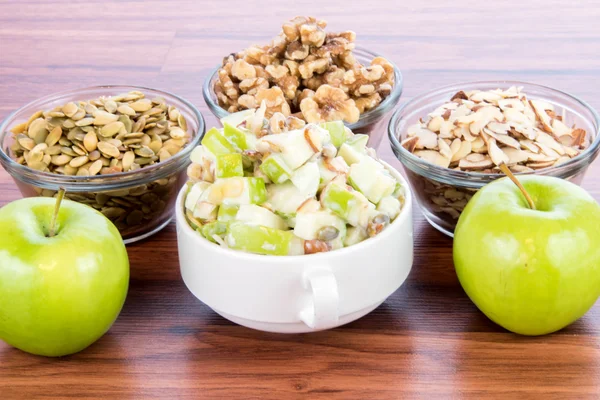 badem, ceviz ve kabak çekirdeği ile elma salatası