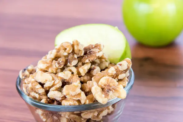 Apple slices and nuts — Stock Photo, Image