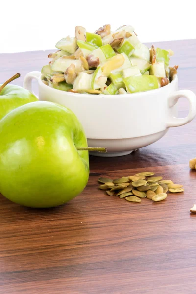Æblesalat med mandler, valnødder og græskarfrø - Stock-foto