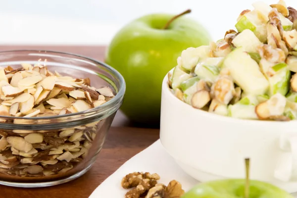 Salada de maçã com amêndoas, nozes e sementes de abóbora — Fotografia de Stock