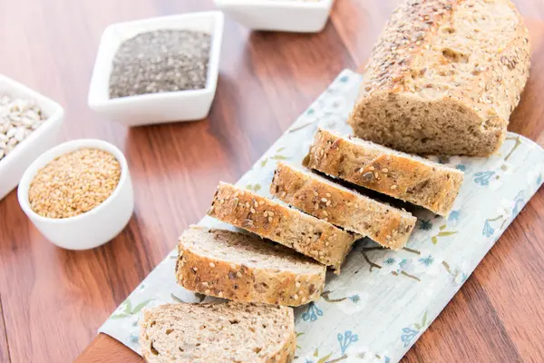 bütün tahıl ekmeği bir taze pişmiş somun