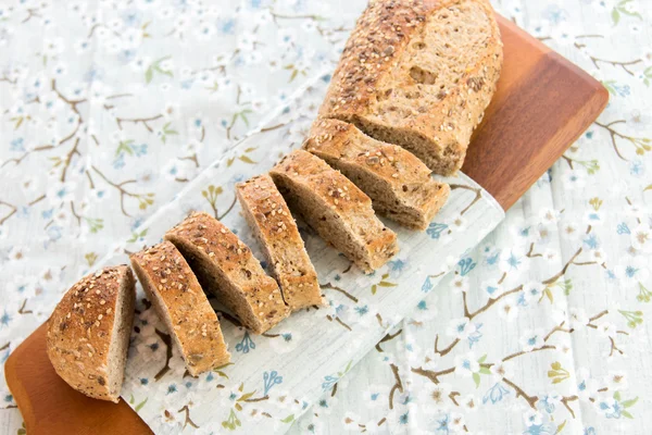 Una pagnotta fresca al forno di pane integrale — Foto Stock