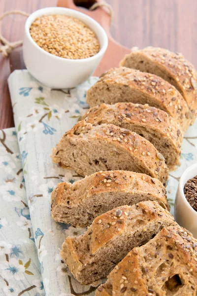 bütün tahıl ekmeği bir taze pişmiş somun