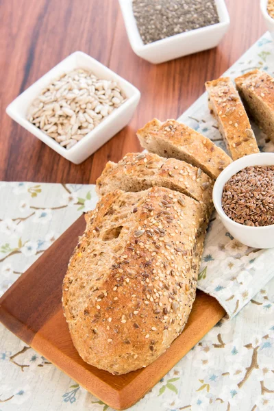 bütün tahıl ekmeği bir taze pişmiş somun