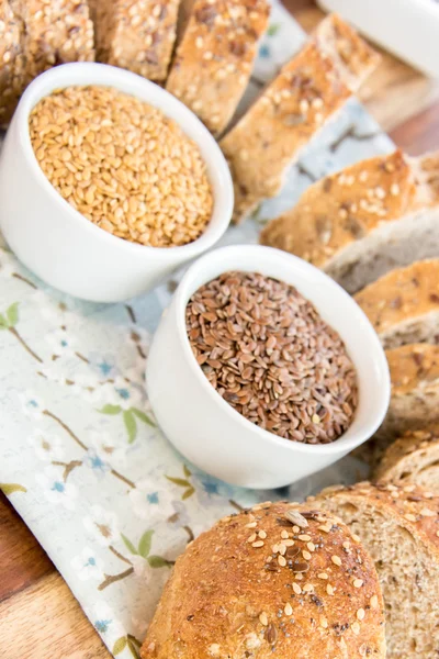 bütün tahıl ekmeği bir taze pişmiş somun