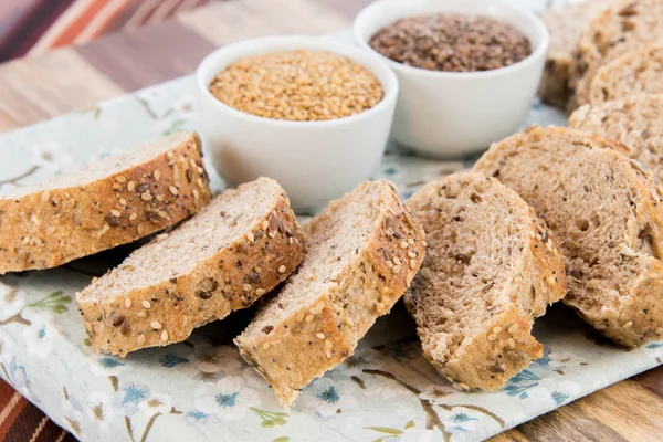 bütün tahıl ekmeği bir taze pişmiş somun