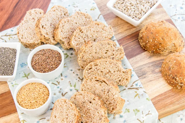 Una hogaza recién horneada de pan de granos enteros —  Fotos de Stock