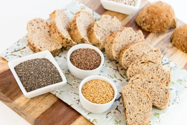 bütün tahıl ekmeği bir taze pişmiş somun