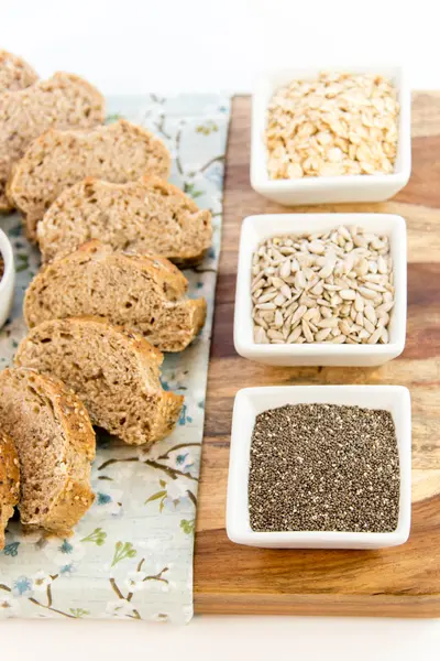 Свежая выпечка хлеба из цельного зерна — стоковое фото