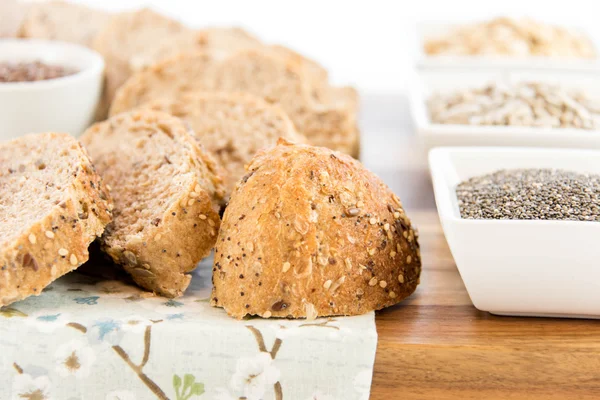 Una hogaza recién horneada de pan de granos enteros —  Fotos de Stock