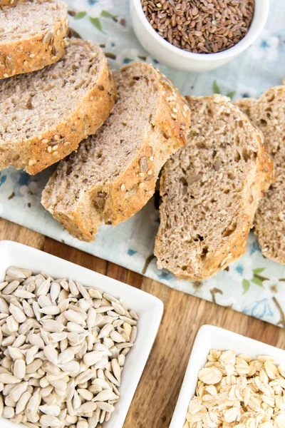 Egy friss sült kenyeret egész szemek kenyér — Stock Fotó