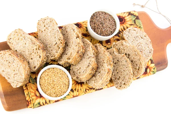 bütün tahıl ekmeği bir taze pişmiş somun