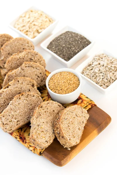 Una hogaza recién horneada de pan de granos enteros —  Fotos de Stock