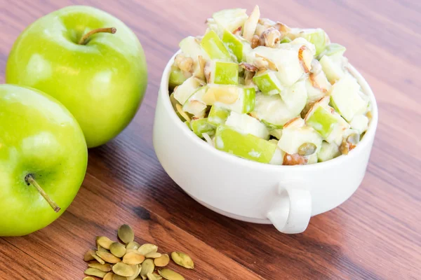 Apfelsalat mit Mandeln, Walnüssen und Kürbiskernen lizenzfreie Stockfotos