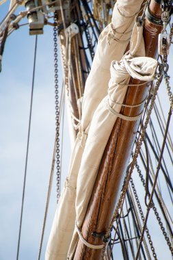 Arma ve yelken kadar haddelenmiş yelkenli gemi direkleri,