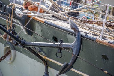 Metal çapa bir yelkenli tarafına sabit