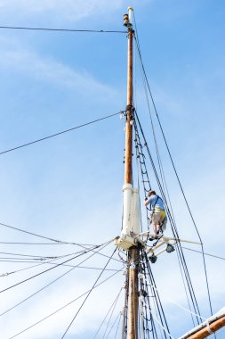 Arma ve yelken kadar haddelenmiş yelkenli gemi direkleri,