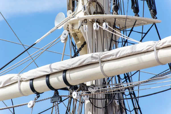 Zeilboot masten, tuigage en samengevouwen zeilen — Stockfoto