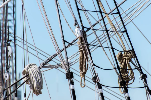 Mastros de veleiro, aparelhamento e velas enroladas — Fotografia de Stock