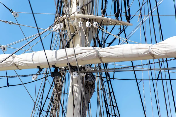 Mastros de veleiro, aparelhamento e velas enroladas — Fotografia de Stock