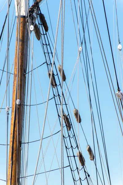 Zeilboot masten, tuigage en samengevouwen zeilen — Stockfoto