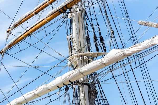 帆船桅杆，索具，卷起船帆 — 图库照片