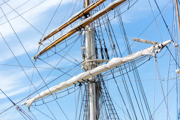 Segelbåt Master, riggning och ihoprullad seglen — Stockfoto